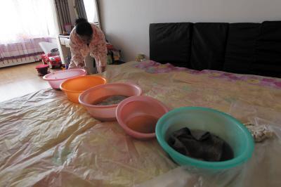 玉龙楼上漏水，住户失联，小区没物管，业主维权难！律师来支招……